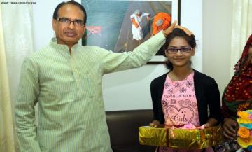मुख्यमंत्री श्री चौहान ने प्रतिभाशाली निर्धन छात्रा को दिया उपहार