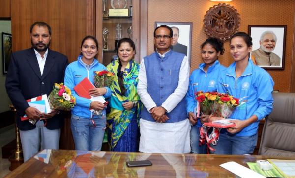 मुख्यमंत्री श्री चौहान ने रियो ऑलम्पिक में भाग लेने वाली महिला हॉकी खिलाड़ियों का किया सम्मान