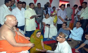 CM Shri Chouhan seeks blessings of Swami Rambhadracharya
