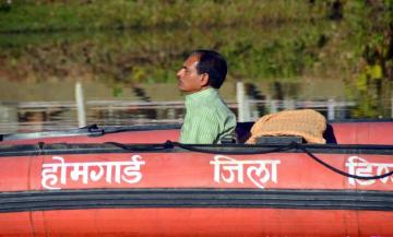 मुख्यमंत्री श्री चौहान ने नाव में नर्मदा मैय्या के पाठ से की यात्रा की शुरूआत