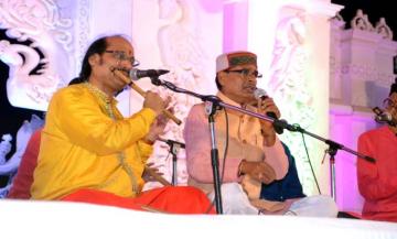 मुख्यमंत्री शिवराज ने गाये भजन व श्रोताओं ने दिया साथ