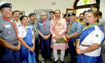 भारत स्काउट एवं गाईड स्थापना दिवस पर मुख्यमंत्री श्री चौहान को ध्वज लगाकर सम्मानित किया