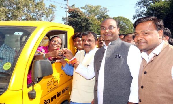 राज्य मंत्री श्री सारंग ने कचरा वाहन मैजिक और रिक्शा को हरी झंडी दिखाई