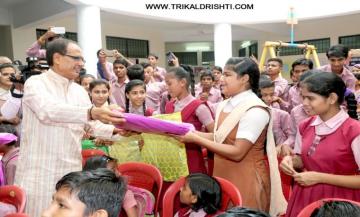 हर जिले में दिव्यांग बच्चों का विद्यालय स्थापित होगा-भावुक हुए दिव्यांग बच्चों के बीच मुख्यमंत्री श्री चौहान