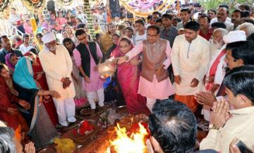 मुख्यमंत्री श्री चौहान ने श्री बाढ़ वाले गणेश मंदिर में सपत्निक पूजा-अर्चना की