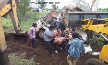 आष्टा के पास एसिड से भरा टैंकर गिरा, क्रेन की मदद से लोगों को निकाला बाहर