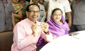 धनतेरस पर मुख्यमंत्री श्री चौहान ने की खरीददारी- प्रदेशवासियों को दी धनतेरस एवं दीपावली की शुभकामनाएँ