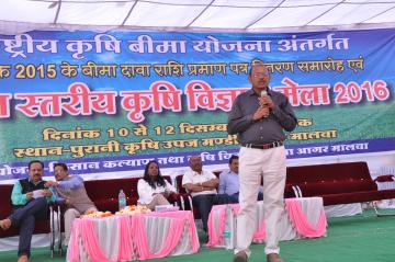कृषि मेले में किसानों ने फेका भोजन- "सड़क की ठेकेदारी करने वाला ले रहा हैं खाना बनाने का ठेका"
