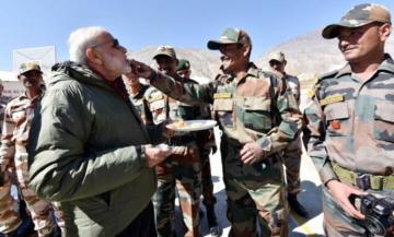 मोदी ने चीन बॉर्डर पर मनाई दिवाली- जवानों ने दी मिठाई