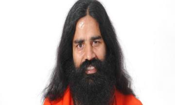 बाबा रामदेव ने साधुओं के साथ किया नरेंद्र मोदी का समर्थन कहा नोटबंदी का विरोध सही नहीं