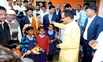 मुख्यमंत्री श्री चौहान ने विदिशा में बसंत पंचमी पर कन्याओं का किया पूजन