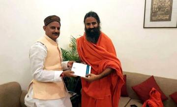 उद्योग मंत्री श्री राजेन्द्र शुक्ल ने बाबा रामदेव से की मुलाकात