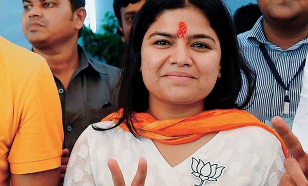 सांसद पूनम महाजन पर रेलवे मेहरबान लेट होने पर दौड़ाई स्पेशल ट्रेन सांसद पूनम महाजन पर रेलवे मेहरबान लेट होने पर दौड़ाई स्पेशल ट्रेन