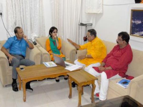 स्मार्ट सिटी के संबंध में बैठक- उच्च शिक्षा मंत्री श्री उमाशंकर गुप्ता, महापौर श्री आलोक शर्मा  व नगर निगम आयुक्त श्रीमती छवि भारद्वाज भी उपस्थित थीं। स्मार्ट सिटी के संबंध में बैठक- उच्च शिक्षा मंत्री श्री उमाशंकर गुप्ता, महापौर श्री आलोक शर्मा  व नगर निगम आयुक्त श्रीमती छवि भारद्वाज भी उपस्थित थीं।