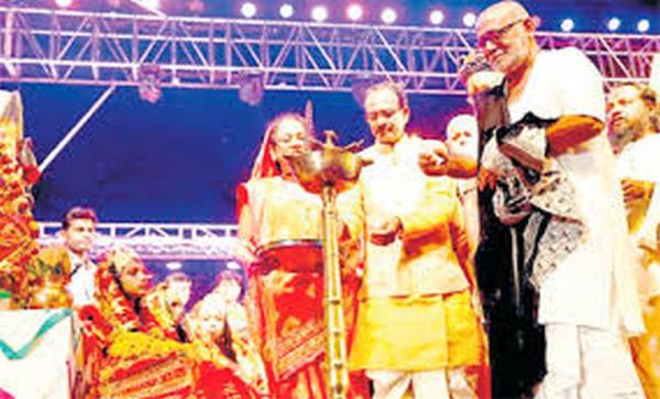 मुख्यमंत्री श्री चौहान ने पूज्य मोरारी बापू वाचित श्री रामकथा का श्रवण किया मुख्यमंत्री श्री चौहान ने पूज्य मोरारी बापू वाचित श्री रामकथा का श्रवण किया